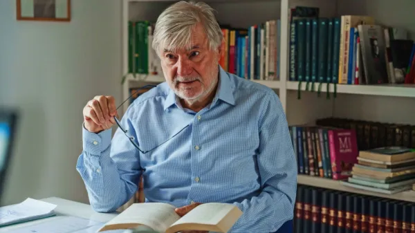 Upokojen, a nadvse dejaven pisatelj, novinar, mirovnik in govornik Dušan Jelinčič, nam je kljub prezaposlenosti predstavil  
pogled na norosti razpadajočega sveta in nujnost miroljubnega 
upora.