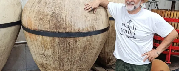 Hovakim Saghatelyan pri zunanjih  karasih, v katerih poteka 
fermentacija.