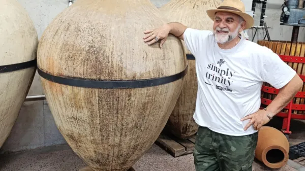 Hovakim Saghatelyan pri zunanjih  karasih, v katerih poteka 
fermentacija.