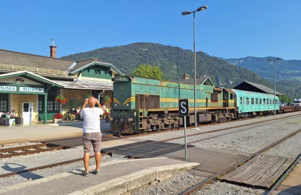 “Potniki v vseh nočnih vlakih, ki prečkajo meje na Balkanu, so si 
izredno podobni.” 