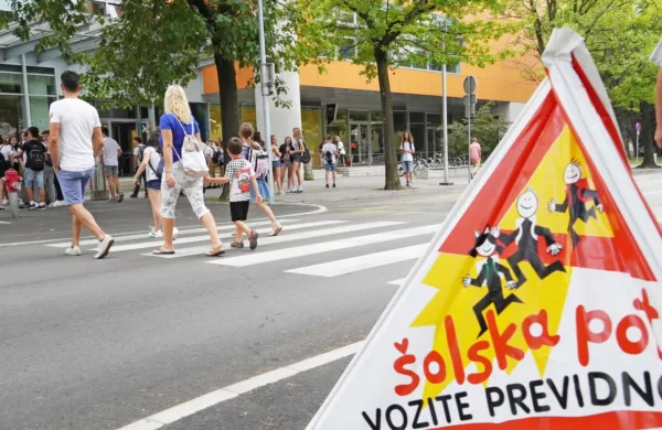 Policisti v  prvih  dneh  pouka pred  šolami  in  v  njihovi  okolici  niso   obravnavali  hujših  kršitev.   