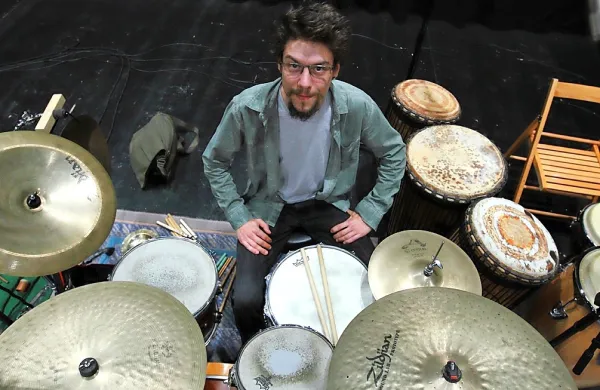 Gotropolis bo to nedeljo v Deželi labirintov v Črničah ponudil  
zvočno  popotovanje  z  Galom Furlanom na gongih.