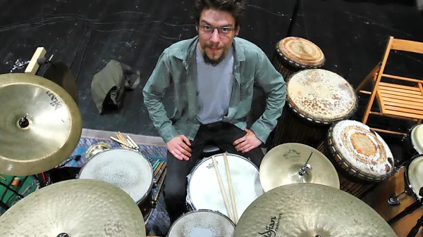 Gotropolis bo to nedeljo v Deželi labirintov v Črničah ponudil  
zvočno  popotovanje  z  Galom Furlanom na gongih.