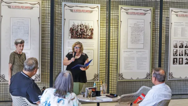 Razstava  o učiteljišču, ki je ob koncu 19. in v začetku 20. stoletja v 
slovenščini izobraževalo kasnejše primorske izobražence - zasnovali sta jo Jasna Čebron (stoji levo) in dr. Mirjana Kontestabile 
Rovis (ob njej) - , bo  v koprski Mali loži na ogled še do torka. 