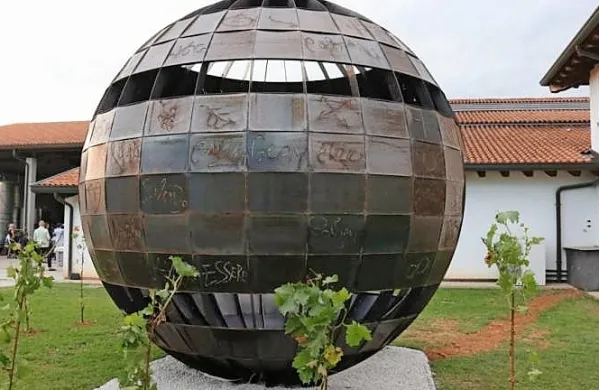 V briških vinogradih zrasel čezmejni umetniški park