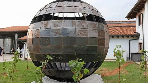V briških vinogradih zrasel čezmejni umetniški park