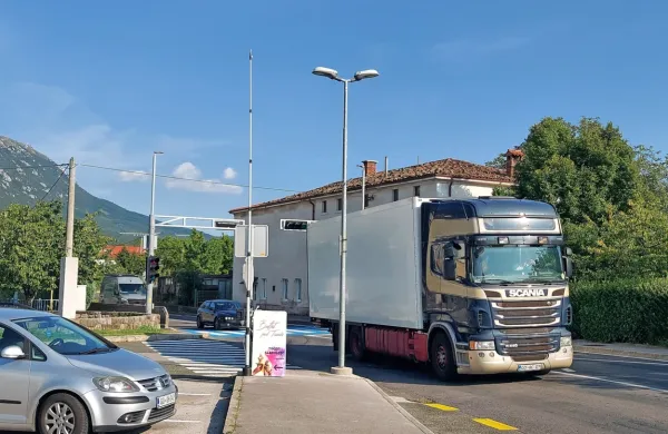 Od ponedeljka bodo tovornjaki proti Italiji vozili po enem pasu 
hitre ceste. 