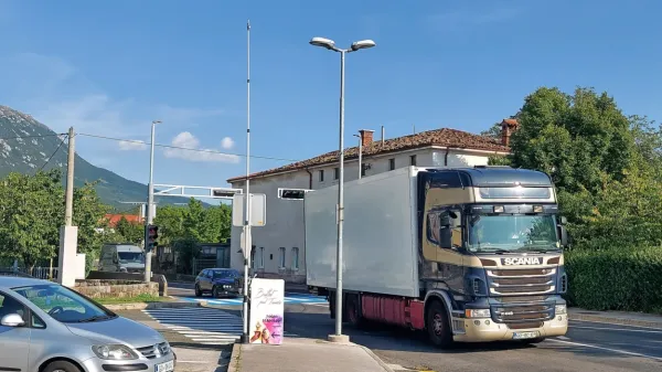 Od ponedeljka bodo tovornjaki proti Italiji vozili po enem pasu 
hitre ceste. 