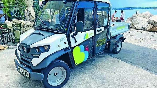   Šestim električnim vozilom dostavkom (na fotografiji)  se bodo 
oktobra na piranskih cestah in ulicah pridružile še štiri nove 
kurjerce.  