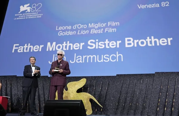 Zlatega leva za najbolj&scaron;i film prejela komična drama Father Mother Sister Brother