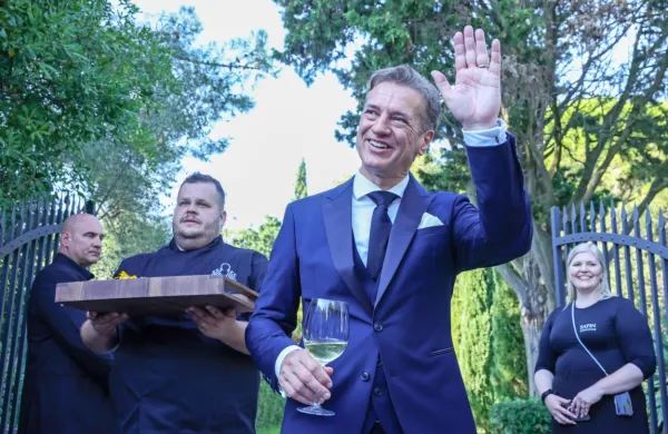 Robert Golob po poroki razkril, kdaj se odpravlja na medene tedne (FOTO + VIDEO)