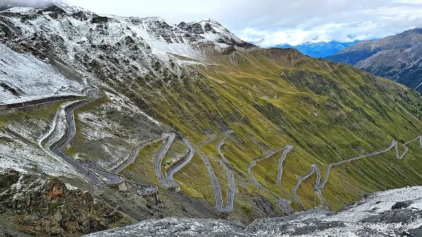 Pogled s prelaza Stelvio je ena najbolj prepoznavnih razglednic kolesarstva. (foto: Sa&scaron;o Bizjak) 