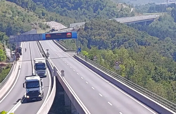 Ob novi prometni ureditvi na vipavski hitri cesti za zdaj ni 
posebnosti ali zastojev.