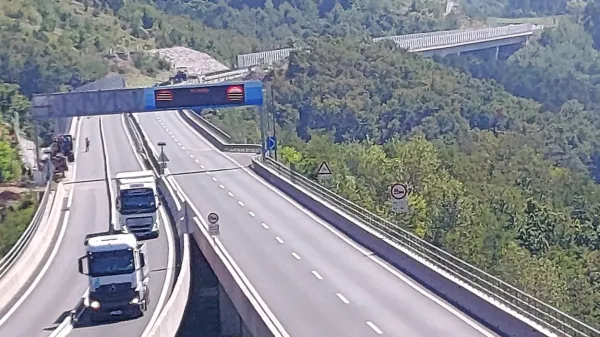 Ob novi prometni ureditvi na vipavski hitri cesti za zdaj ni 
posebnosti ali zastojev.