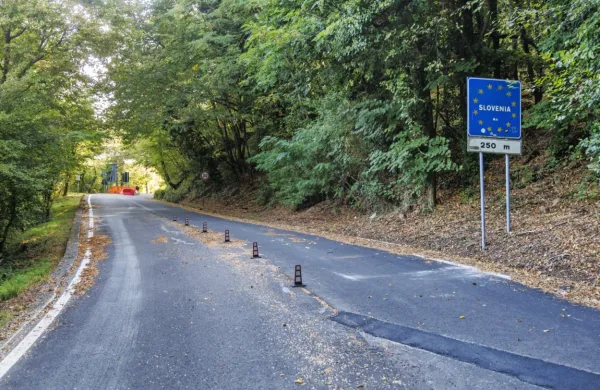  Del vozišča se je posedel tik pred slovensko mejo, zato je bil zaprt 
mednarodni mejni prehod.