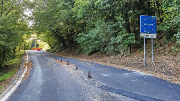  Del vozišča se je posedel tik pred slovensko mejo, zato je bil zaprt 
mednarodni mejni prehod.