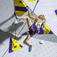 Janja Garnbret med finalnim poskakovanjem po steni ...