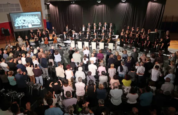 Idrijski plesni orkester z gosti: godalno Forma Musica, ŽPZ Tice in 
pevko Nino Strnad, je počastil spomin na koncert predhodnikov 
leta 1955 in požel stoječe ovacije.