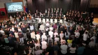 Idrijski plesni orkester z gosti: godalno Forma Musica, ŽPZ Tice in 
pevko Nino Strnad, je počastil spomin na koncert predhodnikov 
leta 1955 in požel stoječe ovacije.