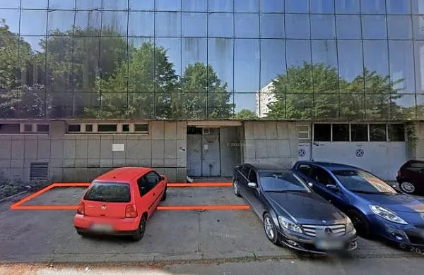 Parcela se nehaja tik ob objektu. Čez njo vodi pot do stranskega 
vhoda, trenutno pa služi kot parkirišče. 

