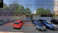 Parcela se nehaja tik ob objektu. Čez njo vodi pot do stranskega 
vhoda, trenutno pa služi kot parkirišče. 

