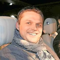 Sebastjan Vežnaver  se je še pred prodajo stavbe na Litijski cesti v 
Ljubljani očitno namenoma odločil manjšo parcelo obdržati v 
svojih rokah, da bi imel možnost državi otežiti prenovo stavbe. 