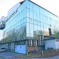 Vežnaver je leta 2019 za propadajočo stavbo plačal 1,7 milijona 
evrov. Štiri leta pozneje jo je državi prodal za 7,7 milijona evrov.