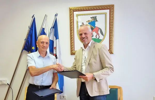 Pivški župan Robert Smrdelj (desno) in predstavnik CPK Vlado Švab