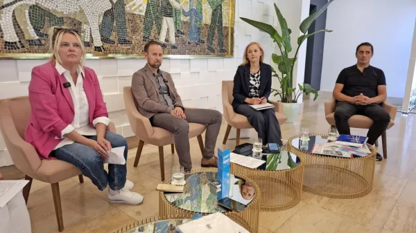 Podrobnosti nedeljske proslave ob prazniku priključitve Primorske k matični domovini, ki jo bodo gostili v Ilirski Bistrici, so predstavili (z leve): režiserka proslave Katja Pegan, župan 
občine Ilirska Bistrica dr. Gregor Kovačič, direktorica občinske uprave Jana Knafelc Strle in višji svetovalec  v občinski upravi Luka Špilar.    