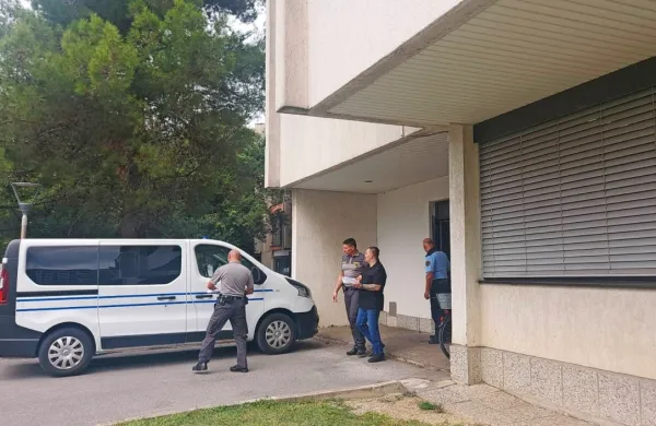 Obtoženega Hrvata  je včeraj  poleg  dveh   paznikov na  sodišču   
varoval  še    policist.  