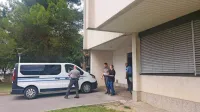 Obtoženega Hrvata  je včeraj  poleg  dveh   paznikov na  sodišču   
varoval  še    policist.  