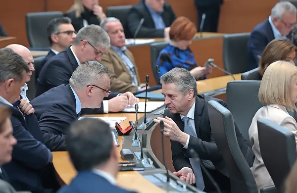 V vladi ocenjujejo, da glede na oceno učinkov predloga uredbe 
ogroženosti oskrbe Slovenije z nafto in zemeljskim plinom ni 
pričakovati. 