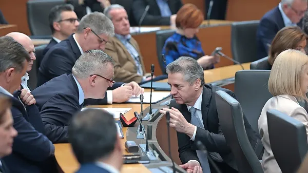 V vladi ocenjujejo, da glede na oceno učinkov predloga uredbe 
ogroženosti oskrbe Slovenije z nafto in zemeljskim plinom ni 
pričakovati. 