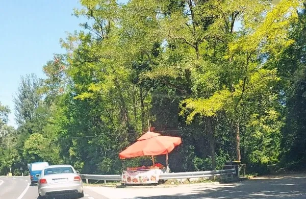 Ograja  je najprej  izginila, nato  so  jo  ponovno  postavili, a  so  
prodajalci  stojnico enostavno  postavili za njo.  