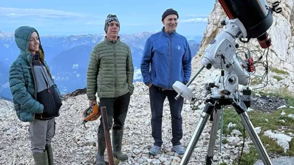  30-kilogramsko opremo za opazovanje neba so na vrh Kanina 
varno dostavili člani jamarskega društva Dimnice iz Kopra.