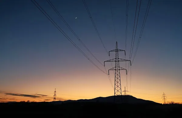 Agencija za energijo predlaga uvedbo postopnega dviga tarifne 
postavke za moč glede na koledarsko leto, na MOPE in v Elesu pa 
glede na posamezno višjo sezono.  