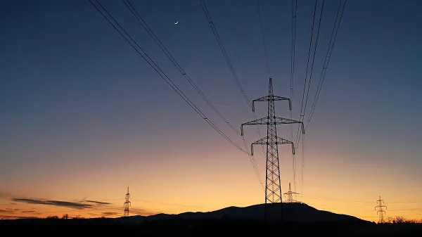 Agencija za energijo predlaga uvedbo postopnega dviga tarifne 
postavke za moč glede na koledarsko leto, na MOPE in v Elesu pa 
glede na posamezno višjo sezono.  