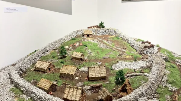 Maketa gradišča Gradec pri Repniču (Rupinpiccolo), ki sta jo posebej za razstavo izdelala Fulvio in Paolo Forti v sodelovanju z Nadio Pezzulla, Francesco Mucignato in Lidio Rupel. 