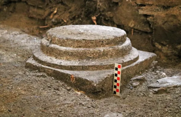 Baza stebra, odkrita v poznoantičnih plasteh pod Collegiom dei 
Nobili.