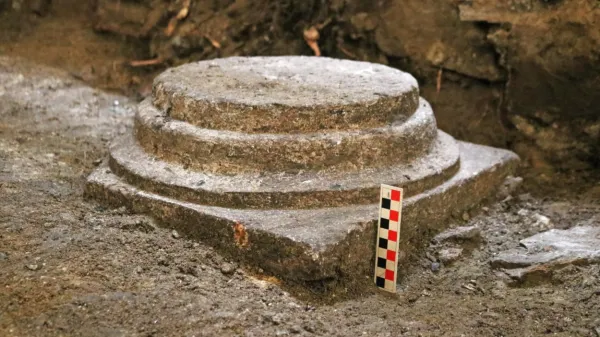 Baza stebra, odkrita v poznoantičnih plasteh pod Collegiom dei 
Nobili.