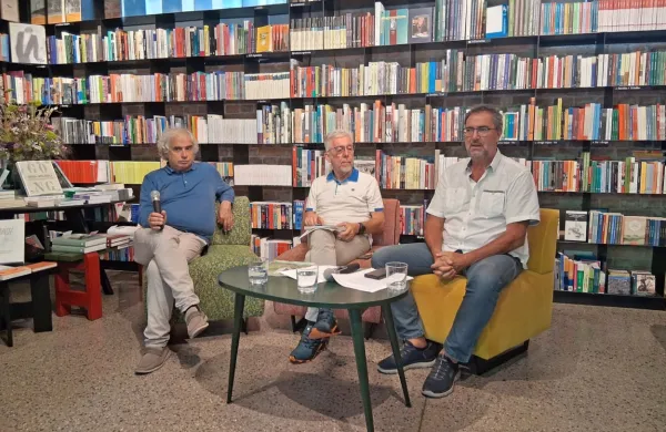 Poziv k podpori tožbe Južne Afrike proti Izraelu na Meddržavnem 
sodišču so predstavili (z leve) direktor čezmejne revije Isonzo Soča 
Andrea Bellavite, Marko Marinčič in Franco Juri.

