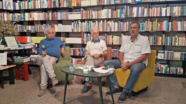 Poziv k podpori tožbe Južne Afrike proti Izraelu na Meddržavnem 
sodišču so predstavili (z leve) direktor čezmejne revije Isonzo Soča 
Andrea Bellavite, Marko Marinčič in Franco Juri.

