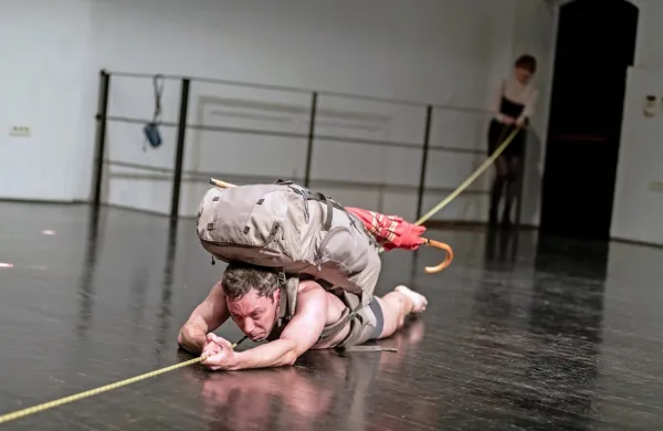 V predstavi Slovenska transverzala   avtor in akter Rok Kravanja 
prepleta kolektivno zavest slovenskega planinarjenja s svojo 
osebno zgodbo.