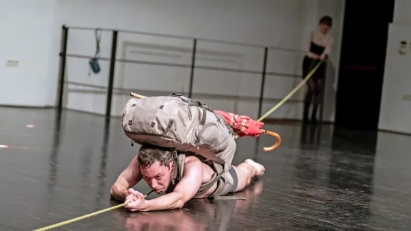 V predstavi Slovenska transverzala   avtor in akter Rok Kravanja 
prepleta kolektivno zavest slovenskega planinarjenja s svojo 
osebno zgodbo.