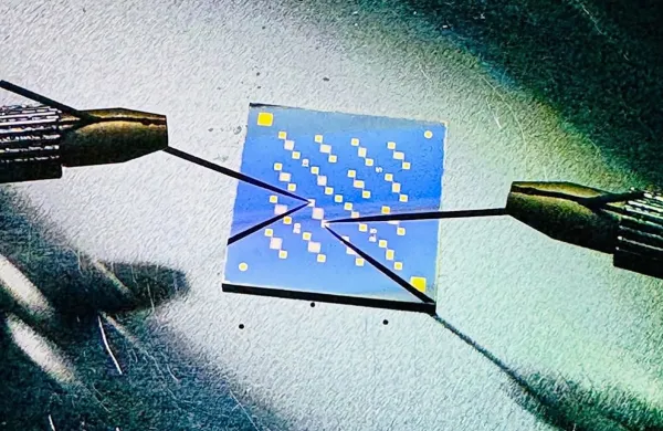 Fotografija meritve organskih električnih stikal - tranzistorjev v Laboratoriju za fiziko 
organskih snovi na Univerzi v Novi Gorici. Na ploščici 15 mm x 15 mm se nahaja 16 
tranzistorjev. Aktivna plast tranzistorjev je polprevodni polimer, ki je poznan pod 
imenom N2200.Foto: Egon Pavlica