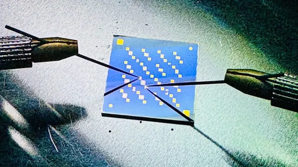 Fotografija meritve organskih električnih stikal - tranzistorjev v Laboratoriju za fiziko 
organskih snovi na Univerzi v Novi Gorici. Na ploščici 15 mm x 15 mm se nahaja 16 
tranzistorjev. Aktivna plast tranzistorjev je polprevodni polimer, ki je poznan pod 
imenom N2200.Foto: Egon Pavlica