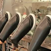 Fotografija raziskovalne opreme, ki se nahaja v Laboratoriju za fiziko organskih snovi na Univerzi v Novi Gorici.