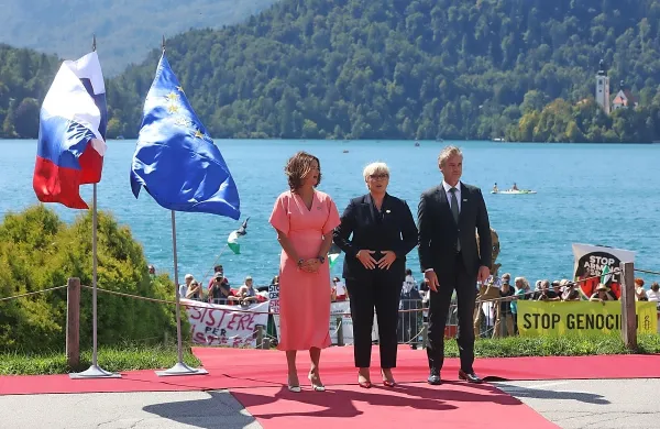 Politični vrh bi moral pokazati več zrelosti in odgovornosti, ko gre 
za imenovanja na pomembne položaje.