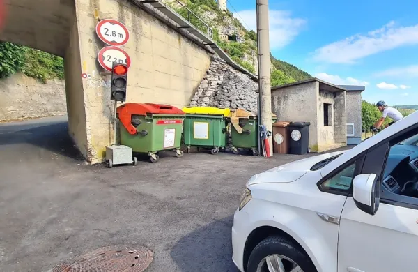 V začetku poletja je voznike ob vstopu v Podpeč pri podhodu pod 
železniškimi tiri pričakal semafor, ki je reševal prometne težave v 
vasi.