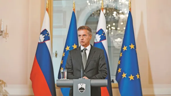 Glavna favorita volitev bosta premier Robert Golob (Svoboda) in 
prvak opozicije Janez Janša (SDS). Prvi bo verjetno sestavljal 
svojo vlado z Vladimirjem Prebiličem, Matjažem Hanom (SD) in 
Luko Mescem (Levica), drugi pa z Anžetom Logarjem (Demokrati) 
in Jernejem Vrtovcem (NSi).